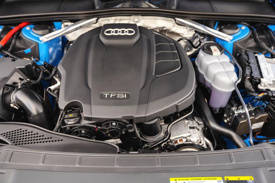Моторный отсек Audi A4 40 TFSI S-Line (B9) 2019 года  (UK) (фото 28 из 31)